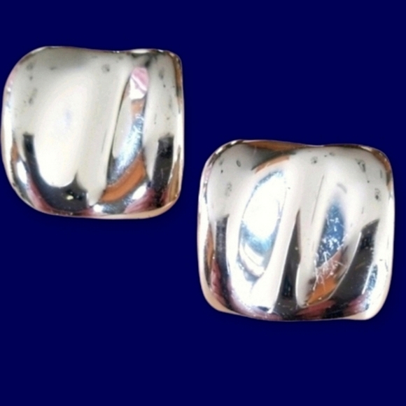 Vintage 1950s Mid Century Silver Tone Metal Wave Design Clip On Earrings - Picture 1 of 11